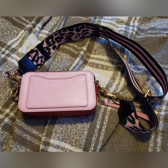 Marc Jacobs Marc Jacobs The Snapshot Crossbody Bag- BarbieCore Pink - Picture 11 of 16